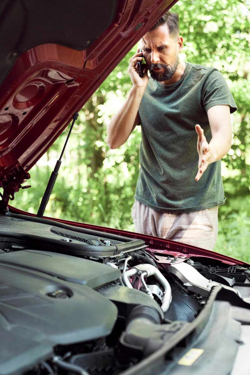 Junger Mann prüft Getriebeschaden bei Schrottauto Ankauf Wetter (Ruhr)